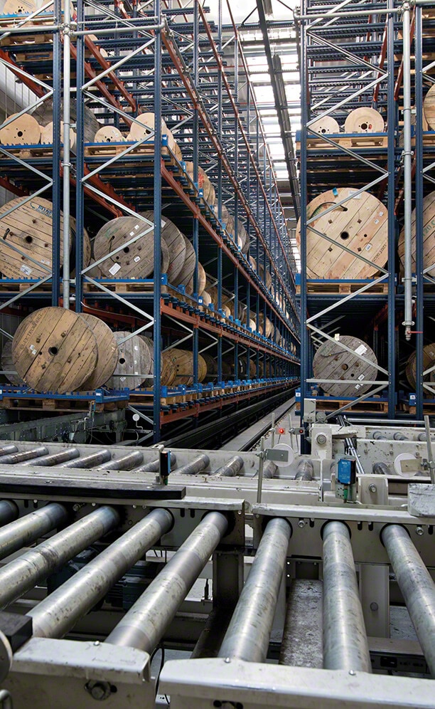 Los racks para bobinas son capaces de almacenar hasta 1.200 estibas de un peso unitario máximo de 1.200 kg