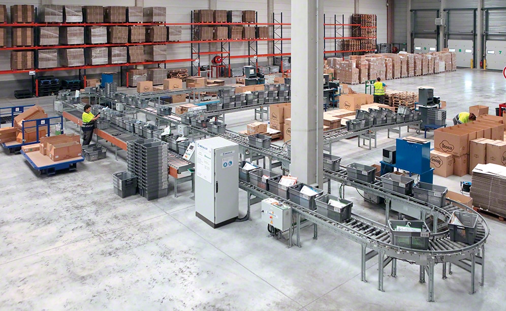 En esta área se comprueba que el pedido esté terminado, se cierran las cajas, se lleva a cabo el embalaje, etiquetado y emisión de los albaranes, así como la documentación necesaria para su distribución
