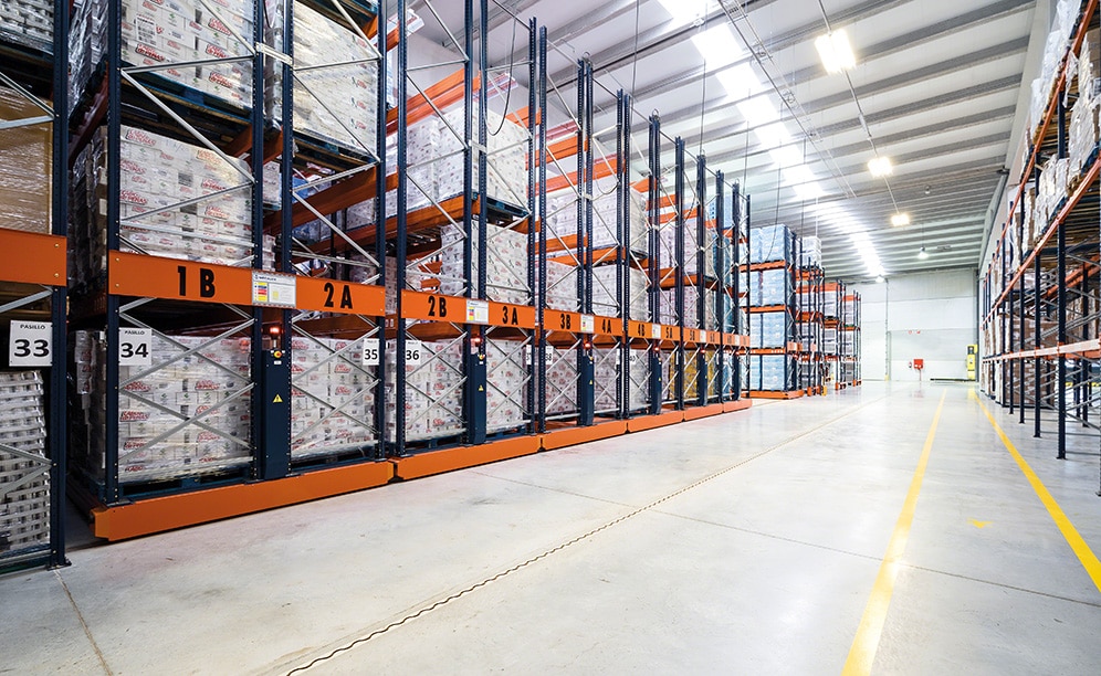 Con la instalación de las estanterías selectivas y los dos bloques de estanterías Movirack se obtiene una capacidad de almacenaje de 8.600 estibas