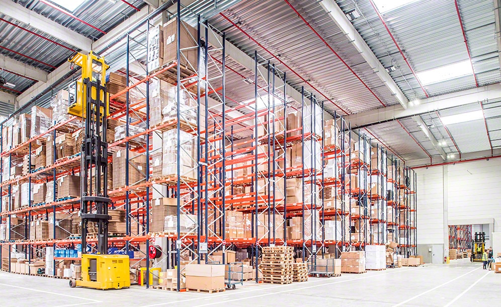 Corep cuenta con un depósito sectorizado y equipado con racks selectivos en su centro de producción de Francia