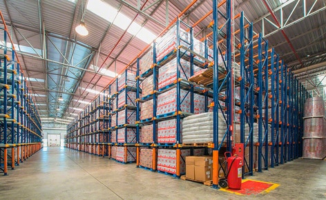Tres sistemas de almacenaje clasifican la mercadería del productor lácteo Bela Vista en función de su rotación en su centro de distribución de Minas Gerais (Brasil) Tres sistemas de almacenaje clasifican la mercadería del productor lácteo Bela Vista en función de su rotación en su centro de distribución de Minas Gerais (Brasil)