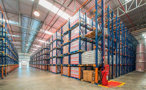 Tres sistemas de almacenaje clasifican la mercadería del productor lácteo Bela Vista en función de su rotación en su centro de distribución de Minas Gerais (Brasil)