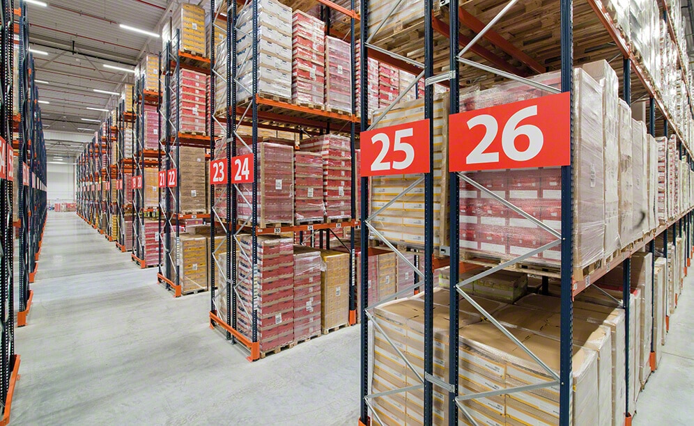 Mecalux ha suministrado estanterías selectivas con capacidad para 6.560 estibas en la bodega que Lorenz Snack-World posee en Polonia