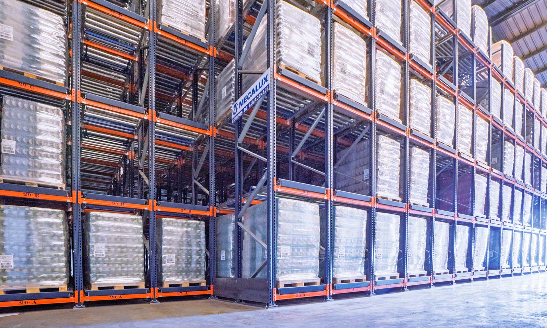 Racks dinámicos con 141 canales de almacenaje para gestionar más de 1.000 toneladas de arroz