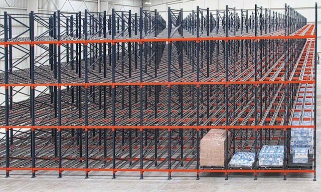 La bodega de MIYM tiene una capacidad de almacenaje superior a las 1.232 estibas