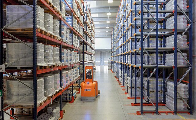 Se han instalado estanterías compactas para productos de gran consumo y estanterías selectivas para los de medio y bajo, dedicando los niveles inferiores al picking
