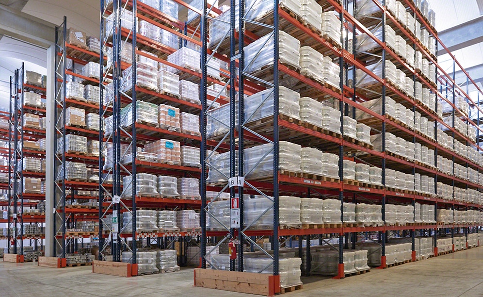 El acceso directo a la mercancía agiliza las tareas de almacenaje y retirada para preparar los pedidos