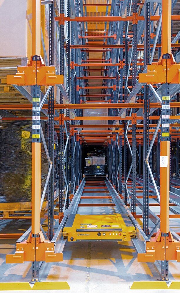 La célula central posee un sistema de almacenaje semiautomático con 5 carros Pallet Shuttle, responsables de efectuar los movimientos dentro del interior de las estanterías