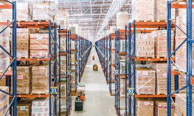 Las estanterías selectivas de Mecalux miden 9 m de altura