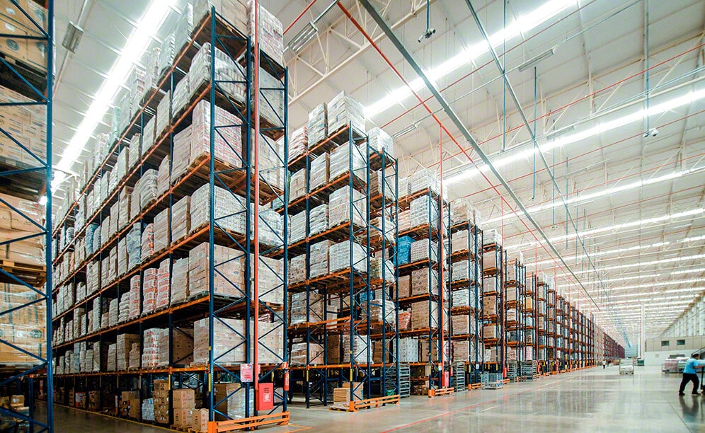 El centro de distribución de Armazém Mateus destaca por sus enormes dimensiones y por proporcionar una capacidad de almacenaje para más de 91.300 estibas
