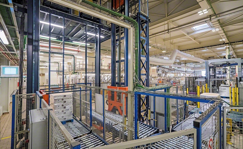 La entrada y salida es automática, mediante unos transportadores que conducen la mercancía La entrada y salida es automática, mediante unos transportadores que conducen la mercancía