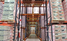 Se ha incrementado el volumen de almacenamiento instalando racks de doble fondo y mayor altura y haciendo los pasillos más estrechos