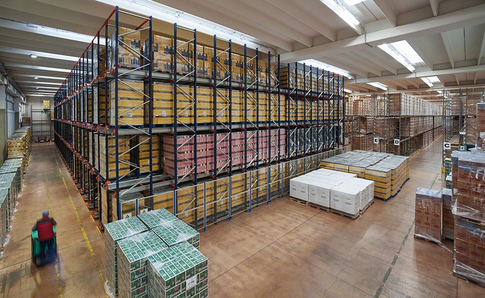 Una bodega de operador logístico con capacidad para más de 3.000 estibas