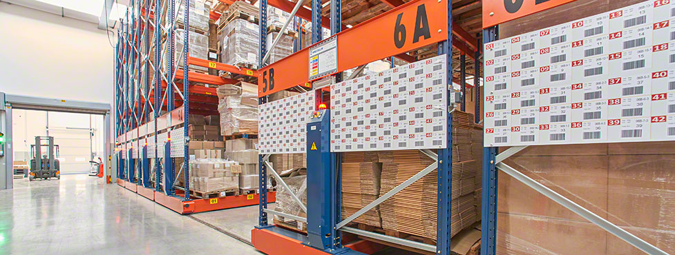 Racks móviles Movirack en la bodega de Del Conte
