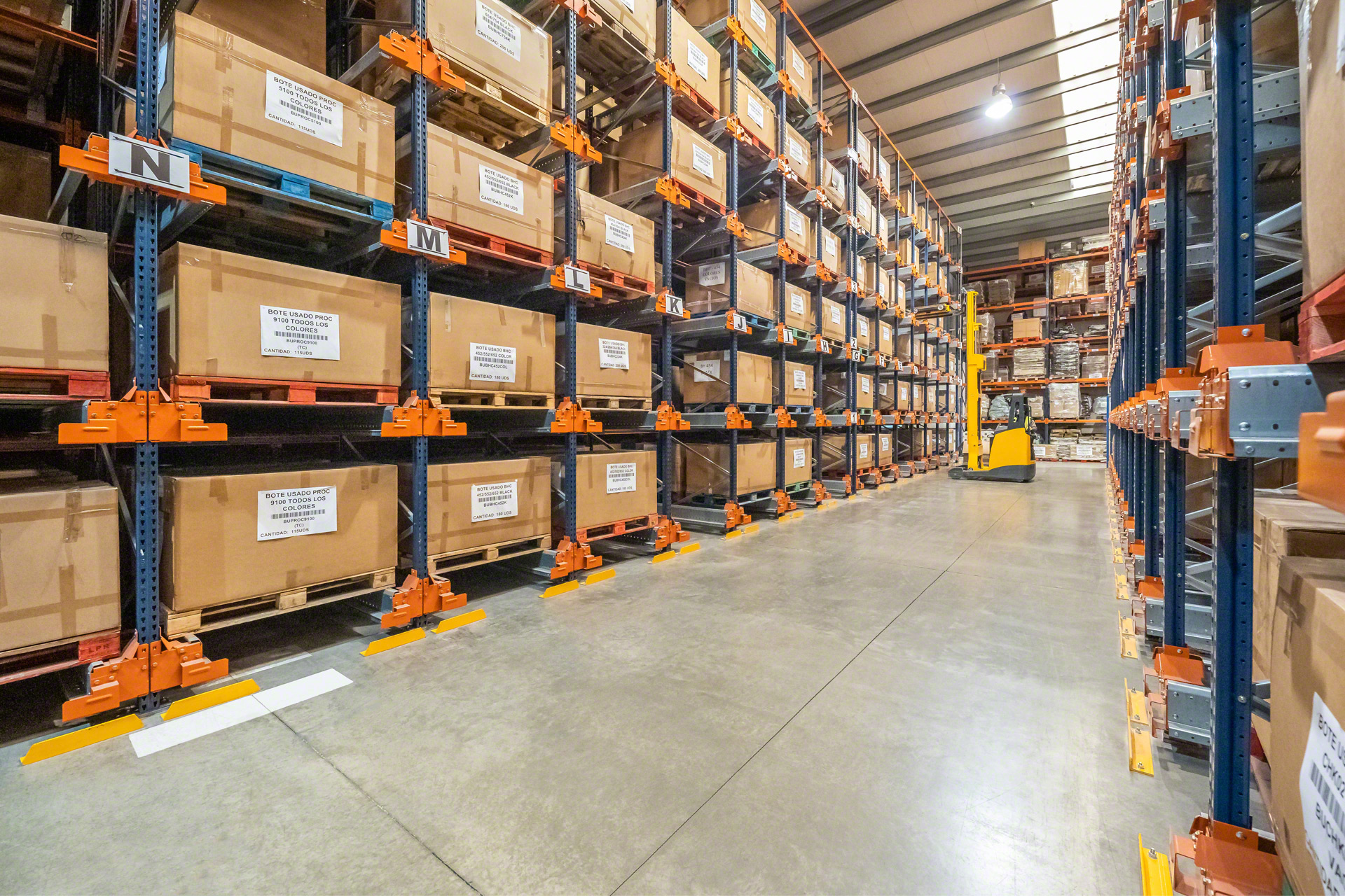 Gracias a su diseño, los Pallet Shuttle pueden moverse con estibas de carga irregular