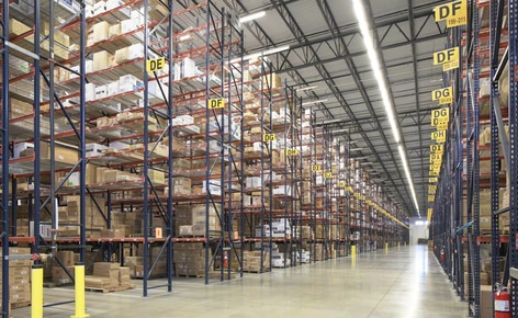 Estanterías selectivas para estibas resuelven los problemas de espacio del mayorista de ropa SanMar en su centro de distribución de Dallas Estanterías selectivas para estibas resuelven los problemas de espacio del mayorista de ropa SanMar en su centro de distribución de Dallas