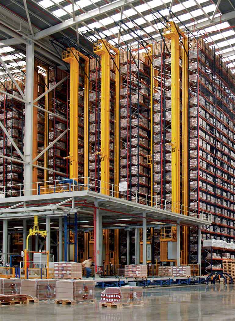 Interior de nave para producción y venta de productos cerámicos para la construcción.