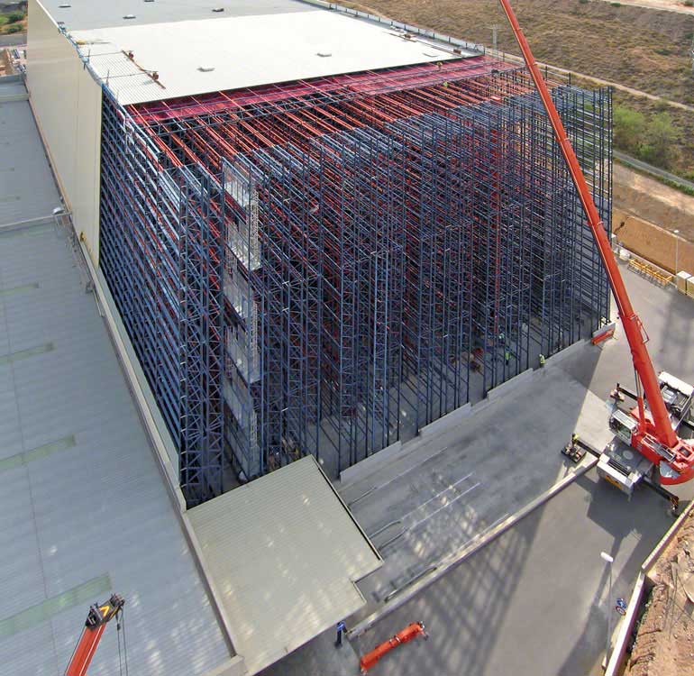 Bodega autoportante de fabricación y distribución de tecnología sanitaria.