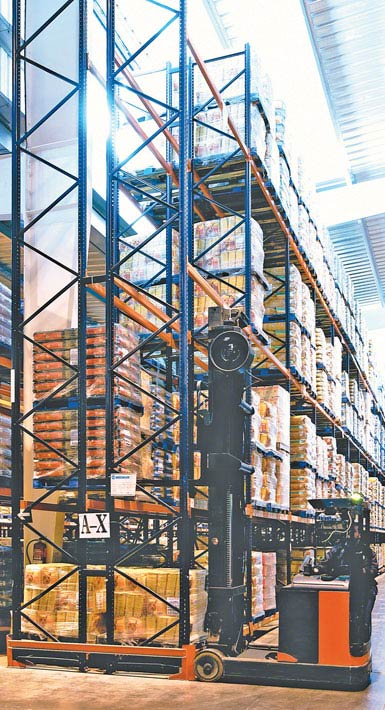 Imagen de un montacargas retráctil de doble fondo utilizado en un almacén de productos alimentarios de gran consumo. 