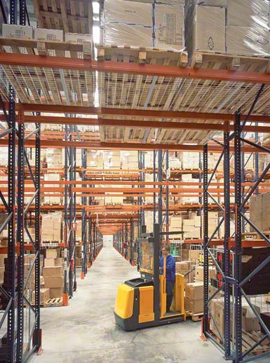 En los pasillos en los que se encuentre un operario realizando picking no deberían entrar montacargas elevadores que no estén controlados por él mismo.