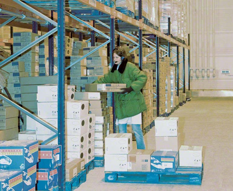 Bodega para picking sobre estibas a nivel del piso.