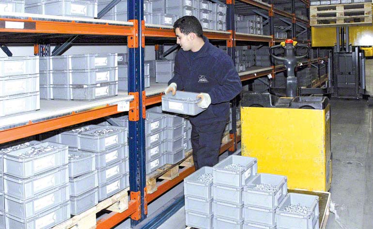 Operario realizando tareas de picking directamente sobre las estibas.
