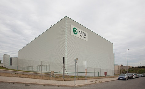 El laboratorio farmacéutico Kern Pharma construye una bodega autoportante automática que combina transelevadores para estibas y para cajas