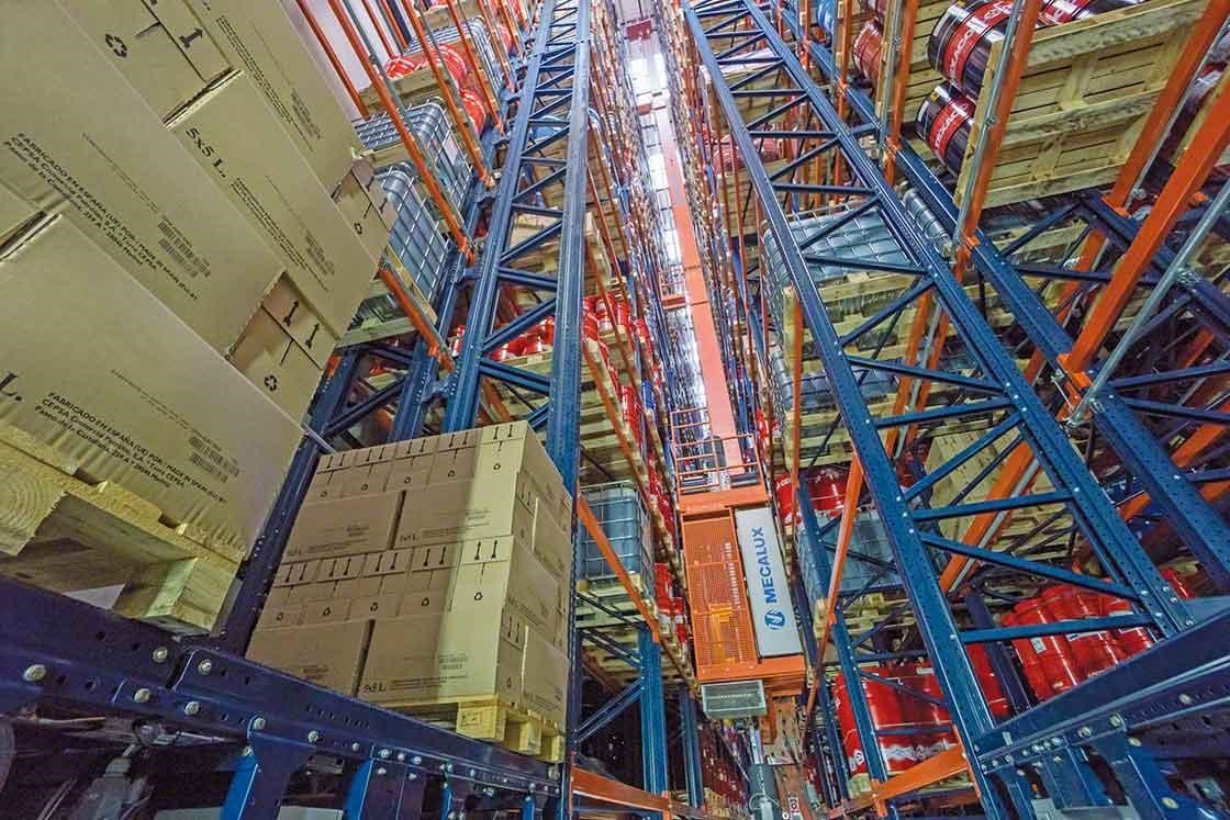 Un transelevador maneja estibas de forma automática en un almacén robotizado