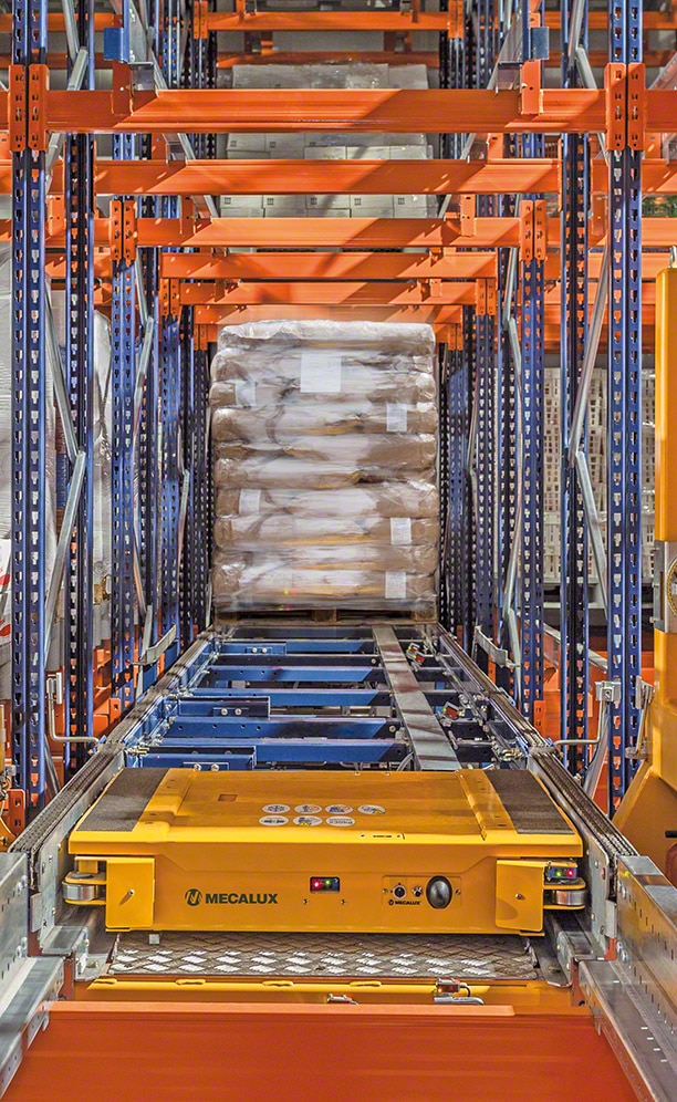 Estanterías atendidas por el Pallet Shuttle automático de ANL
