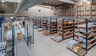 Operators perform the last phase of order picking in the area next to the conveyors Operators perform the last phase of order picking in the area next to the conveyors