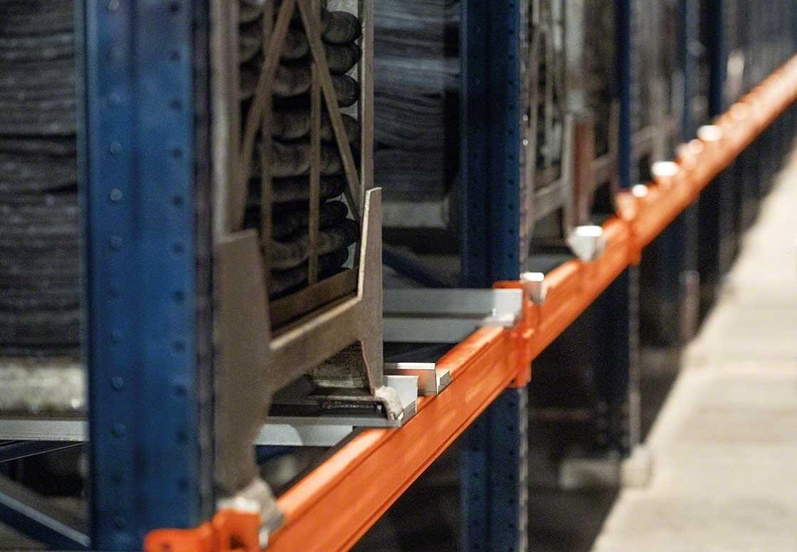 Las estanterías deben adaptarse a los contenedores metálicos que agrupan neumáticos