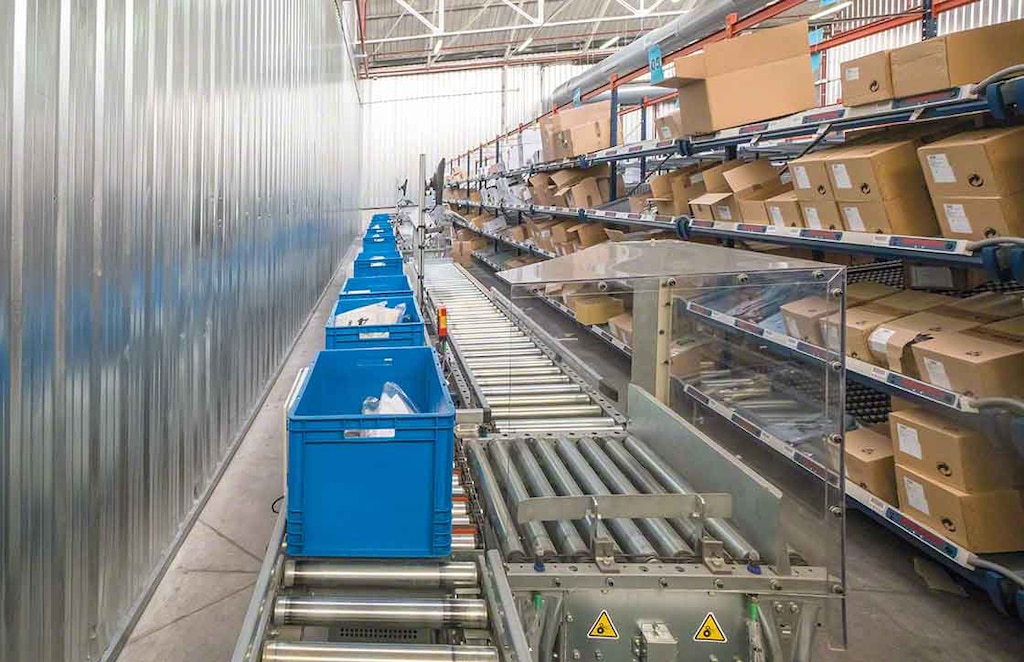 La zona de picking, situada frente a las estanterías, está dotada de transportadores para cajas que facilitan el movimiento de cargas La zona de picking, situada frente a las estanterías, está dotada de transportadores para cajas que facilitan el movimiento de cargas