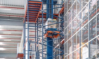 Un elevador para pallets es una solución logística que sirve para conectar áreas del depósito que se encuentran a diferente altura Un elevador para pallets es una solución logística que sirve para conectar áreas del depósito que se encuentran a diferente altura
