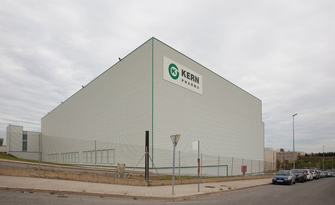 El laboratorio farmacéutico Kern Pharma construye una bodega autoportante automática que combina transelevadores para estibas y para cajas El laboratorio farmacéutico Kern Pharma construye una bodega autoportante automática que combina transelevadores para estibas y para cajas