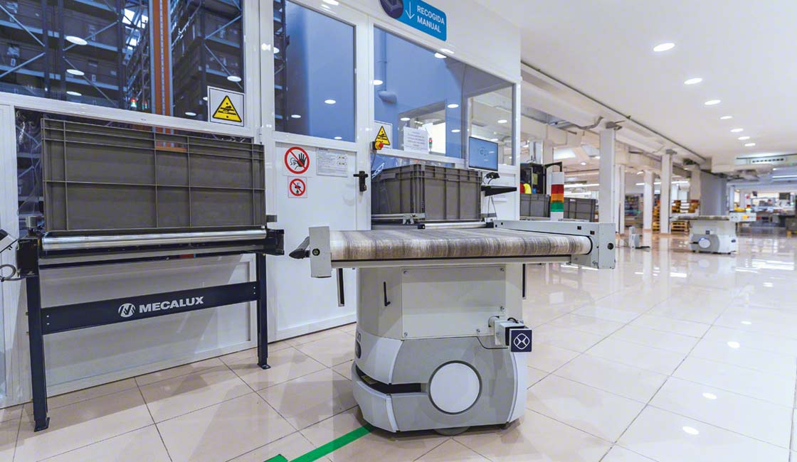 Normagrup emplea robots de almacén para comunicar el área de almacenaje con las líneas de producción