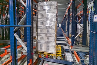 El 4-Way Pallet Shuttle llega a la ubicación asignada para depositar la estiba