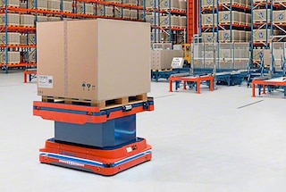 Los robots móviles navegan con autonomía por la bodega a partir de mapas virtuales