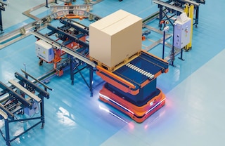 Los AMR para estibas de Mecalux pueden transportar cargas de hasta 1.500 kg