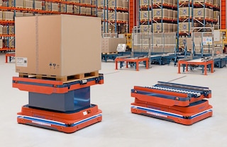 Los AMR para estibas de Mecalux están disponibles en diferentes alturas, ajustándose a las exigencias del cliente