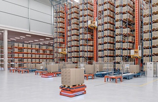 Los robots AMR 1500 Pallet Conveyor son idóneos para abastecer la cabecera de un almacén automatizado de estibas