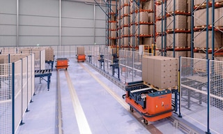 Velocidad y precisión en el movimiento de mercancías con las electrovías a suelo