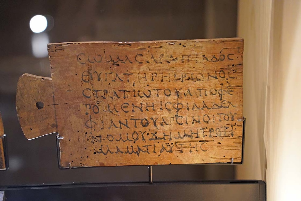 Etiqueta de momia del año 100-199, del Departamento de Antigüedades Egipcias del Museo del Louvre. Foto: TimeTravelRome, bajo licencia CC BY 2.0