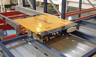El 4 way shuttle mueve estibas automáticamente en las cuatro direcciones de la bodega