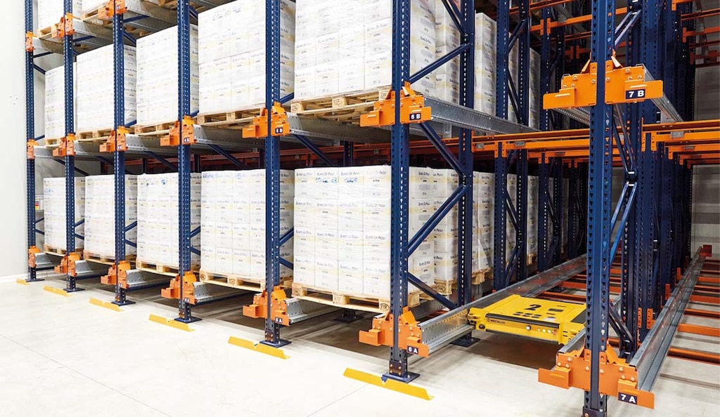 El sistema Pallet Shuttle semiautomático emplea un carro motorizado que mueve las estibas en el interior de las estanterías