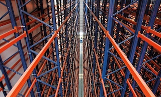 El almacenamiento en altura consiste en aprovechar al máximo el volumen útil de la bodega