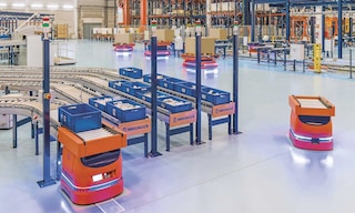 Los AMR o robots móviles autónomos son máquinas capaces de desplazarse sin supervisión por la bodega