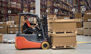 Apilado de estibas en la bodega: guía para apilar estibas de forma segura