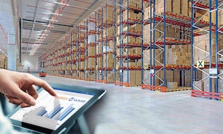 La asignación de inventario implica decidir cómo repartir el stock disponible dentro de la red logística