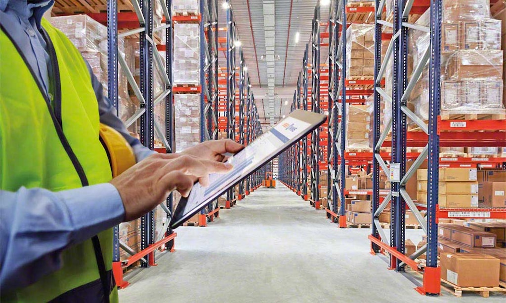 Un WMS permite optimizar la asignación de inventario al coordinar los niveles de stock