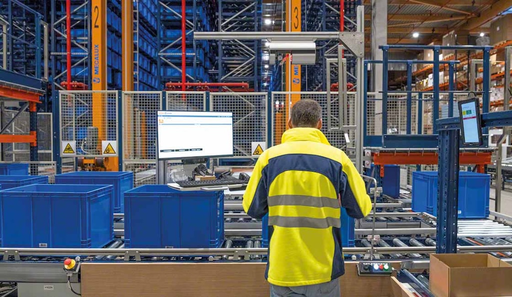 Un sistema WMS para logística de almacenes administra una bodega de consignación con eficiencia